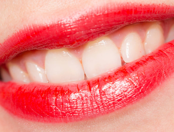 schönes Lächeln mit roten Lippen - Foto, Bild