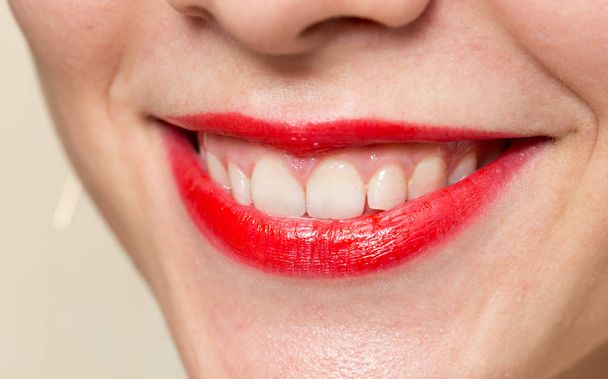 kaunis hymy punaiset huulet
 - Valokuva, kuva