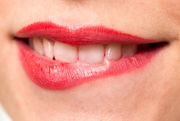 Close-up shot žena rty s lesklou červenou rtěnku - Fotografie, Obrázek