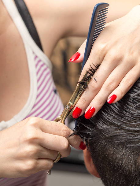 Pánské stříhání vlasů nůžky v salonu krásy - Fotografie, Obrázek