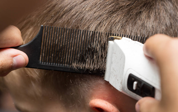 Homme ayant une coupe de cheveux avec une tondeuse à cheveux
 - Photo, image