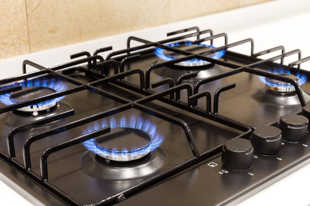 Fornello a gas su cucina moderna nera
 - Foto, immagini