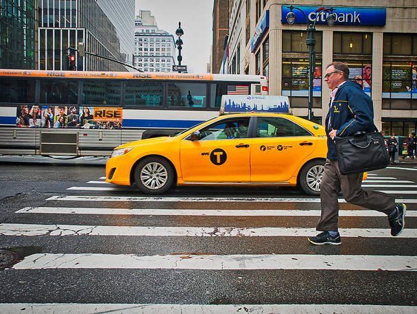 マンハッタンで実行しているニューヨーク、アメリカ合衆国 - 2018年 5 月: 急ぐ歩行者横断道路 - 写真・画像