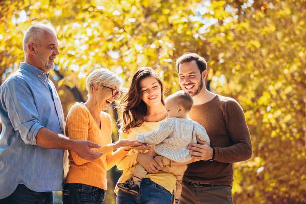 Multl sukupolven perhe syksyllä puistossa hauskaa
 - Valokuva, kuva