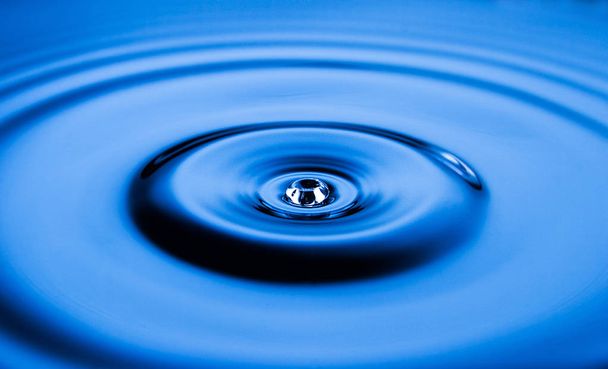 diamantové vody Drop v modré vodě mrznout v čase - Fotografie, Obrázek