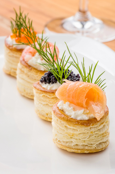 Pasteles con salmón, caviar y camarones
 - Foto, Imagen