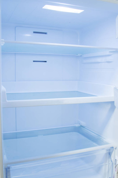 всередині кухонного холодильника, побутова техніка
 - Фото, зображення