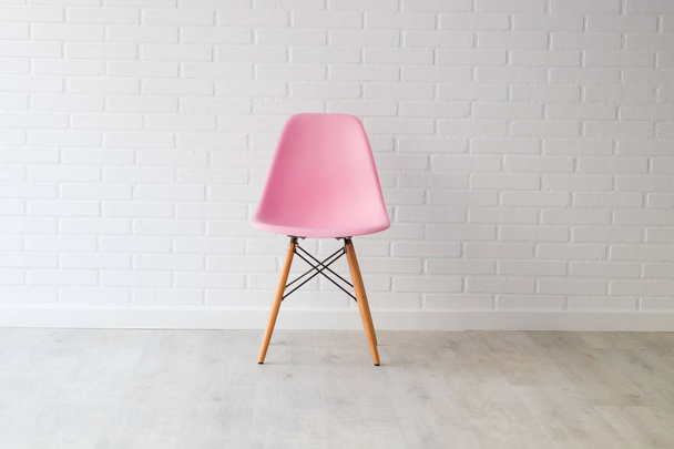 silla rosa moderna en fondo y decoración blanca
 - Foto, imagen