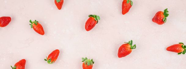 Créatif Saint-Valentin motif romantique plat vue de dessus amour fête de vacances avec des fraises rouges rose espace de copie de fond Modèle de carte de vœux texte médias sociaux blogs
 - Photo, image