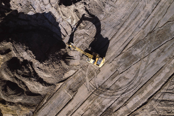 Vista aérea de excavadora y equipo de construcción. Maquinaria y equipo de minas desde arriba. Vista superior del lugar industrial. Foto capturada con dron
. - Foto, imagen