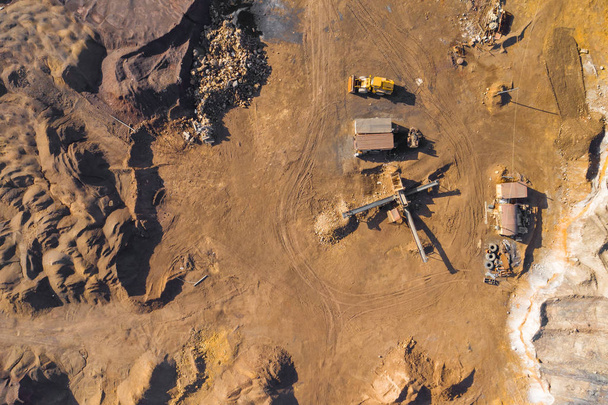 Vista aérea de arenero y planta de producción de materiales de arena para la industria de la construcción. Vista superior del lugar industrial. Foto capturada con dron
. - Foto, Imagen
