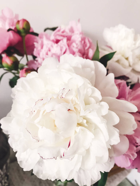 Beautiful big white peony and pink peonies in vase on stylish nightstand. Hello spring. Happy Mothers day - Foto, Bild