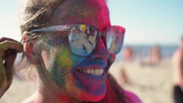 Lány festett boldog arc után a Holi fesztivál - Felvétel, videó