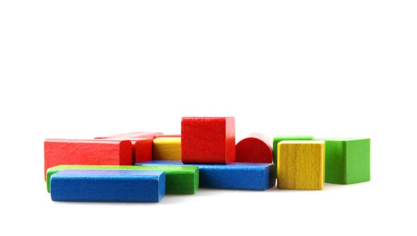 Studioaufnahme von bunten Spielzeugklötzen vor weißem Hintergrund - Foto, Bild