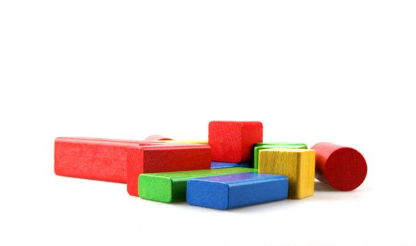 Estúdio tiro de coloridos blocos de brinquedo contra fundo branco - Foto, Imagem