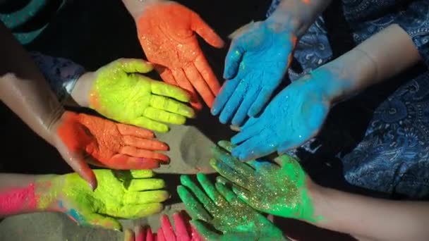 Люди руки покриті фарбу на фестиваль холі - Кадри, відео