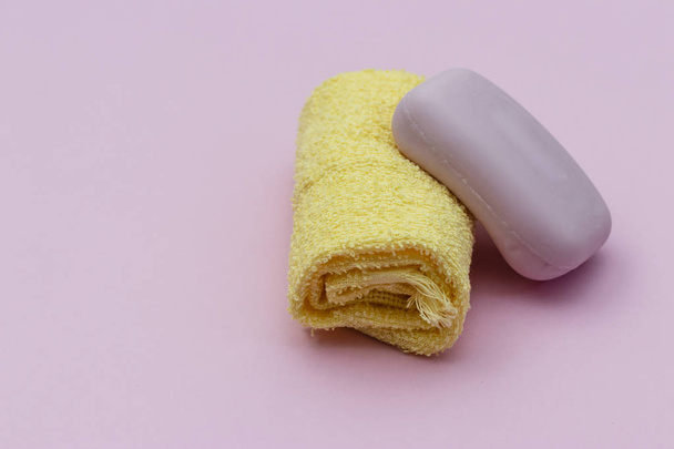 handdoek met zeep, roze achtergrond - Foto, afbeelding