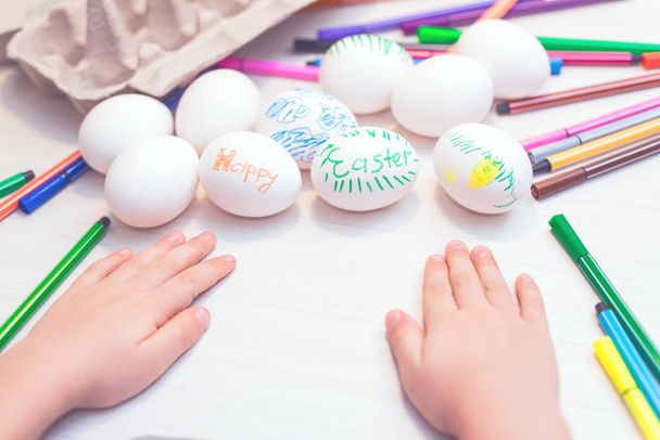 Húsvéti tojás gyermek kézzel festett. Húsvéti ötletek. Hely, a szöveg. Kellemes húsvéti ünnepeket. Tónusú kép. - Fotó, kép