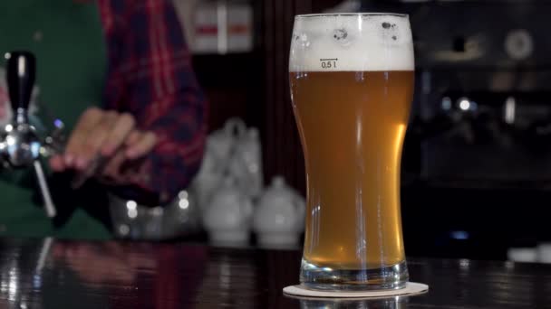 Barman levando o copo de cerveja do balcão do bar
 - Filmagem, Vídeo