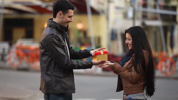 Пара с подарком на городской улице
 - Кадры, видео