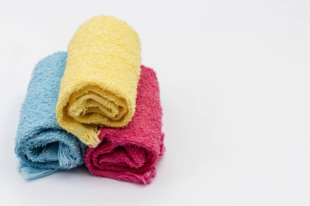toalhas coloridas enroladas fundo branco
 - Foto, Imagem