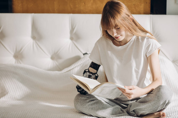 attractive girl spending time on reading a book - Fotoğraf, Görsel