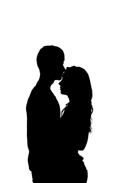 silueta de una joven pareja enamorada. - Foto, imagen