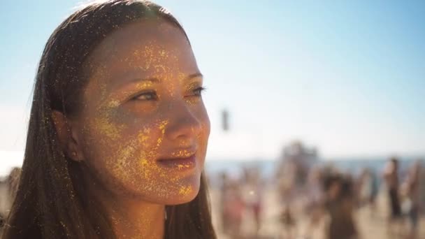 Tvář portrét dívky v zlaté třpytky - Záběry, video