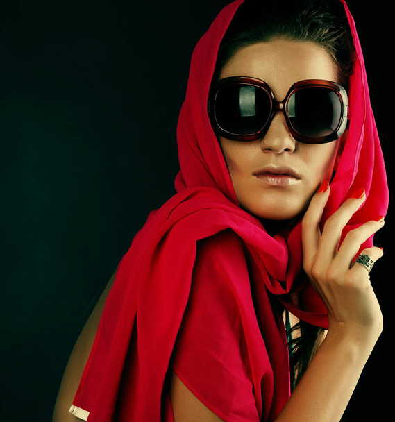  beautiful woman wearing sunglasses - Fotoğraf, Görsel