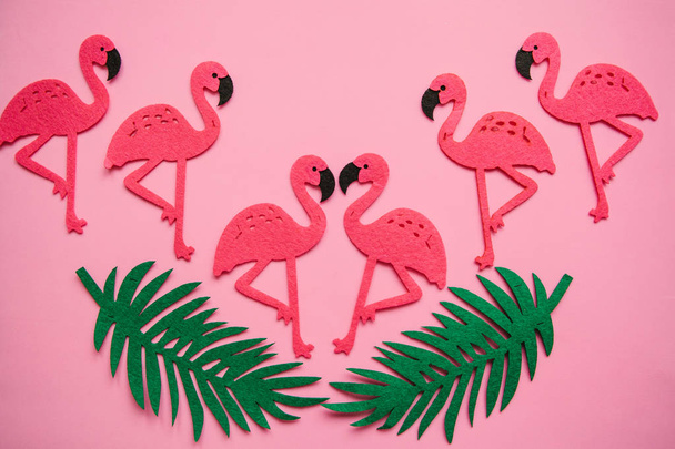 Flamingo ve pembe bir arka plan yapraklarda. Yaz tasarım - Fotoğraf, Görsel