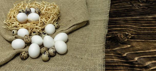 common chicken eggs and quail - Valokuva, kuva