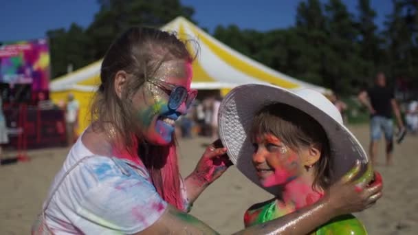 Adolescente chica abrazo hermana en Holi festival de colores
 - Imágenes, Vídeo