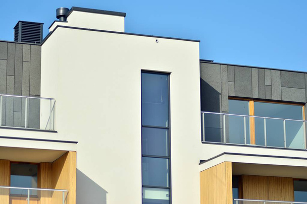 Moderne appartementengebouwen op een zonnige dag met een blauwe lucht. Voorzijde van een modern appartementencomplex - Foto, afbeelding