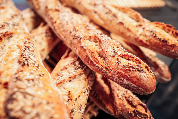 Friss és ropogós francia baguette kenyerek - Fotó, kép