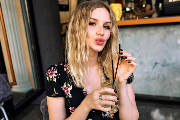  fashion lifestyle portrait of stunning pretty woman drinking lemonade  - Фото, зображення