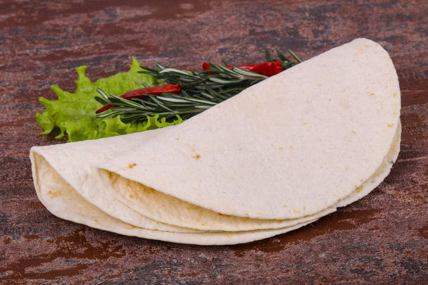 Prázdné homamade tortilla sloužil salátové listy - Fotografie, Obrázek