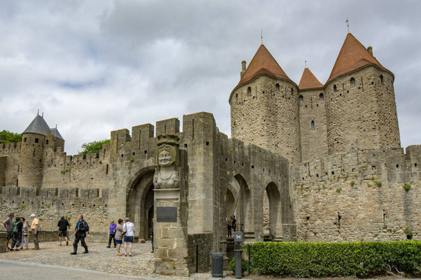 Каркассонна, Франция; июнь 2015 года: Замок Каркассонна расположен в городе Каркассонна - крупнейшем городе-крепости в Европе - который является французским укрепленным городом в департаменте Од, регион Окситания
. - Фото, изображение