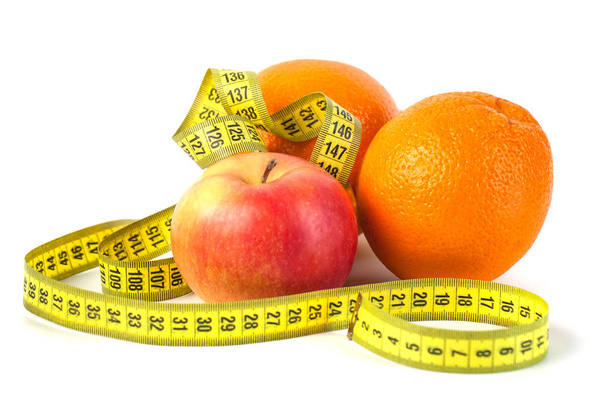 Manzanas y naranja con cinta métrica sobre fondo blanco, dieta saludable
. - Foto, Imagen