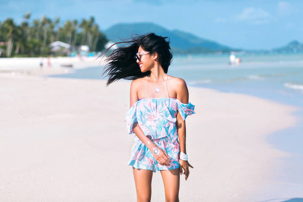 beautiful young woman  walking on beach  - Valokuva, kuva