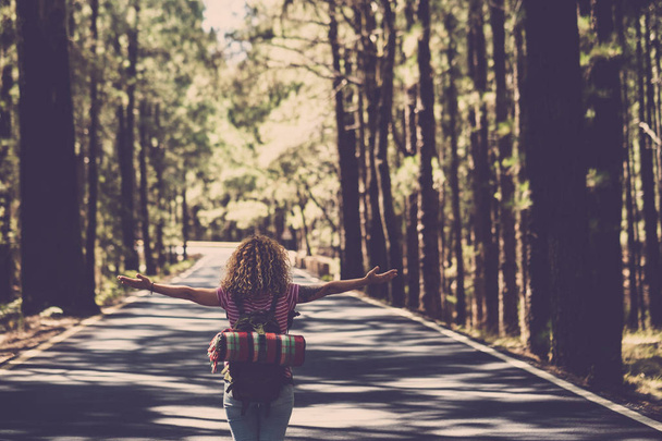 turysta kobieta spaceru w środku drogi w lesie sosny - Zdjęcie, obraz