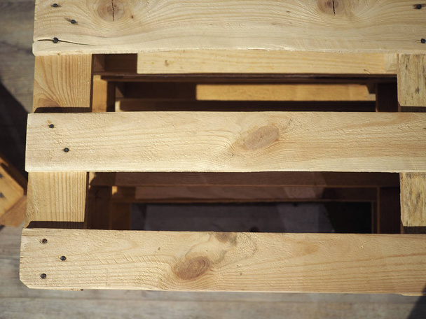 деревянный поддон (он же занос) плоская транспортная конструкция - Фото, изображение