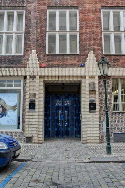 Stence's House jest secesyjny dom przy ulicy Salvator w Pradze 1, wybudowany w latach 1909 i 1911 według projektu architekta Otakar Novotny. Najlepszych artystów i innych ważnych osobistości tamtych czasów było spotkanie w Stenc's House. E - Zdjęcie, obraz