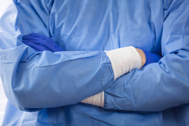 Робочий хірург в операційній залі лікарні
 - Фото, зображення