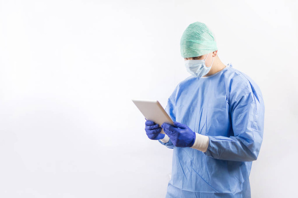 Working surgeon in a hospital operating room - Foto, afbeelding