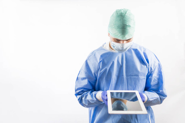 Робочий хірург в операційній залі лікарні
 - Фото, зображення