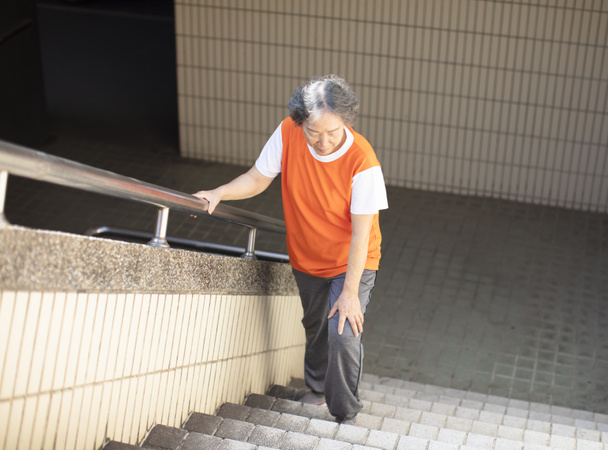 mujer mayor Sufrimiento de rodilla Dolor en la escalera
 - Foto, imagen