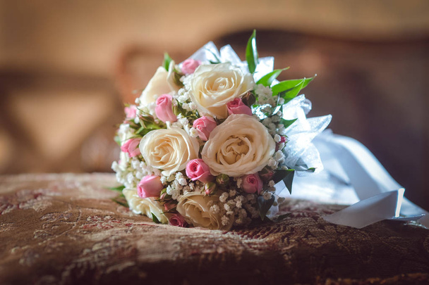 Bukiet ślubny-bukiet, ludzka ręka, koronki-tkanina, Róża-Kwiat, pojedynczy kwiat - Zdjęcie, obraz