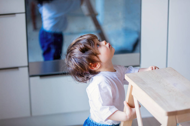 Mutfağa kal küçük yürümeye başlayan çocuk - Fotoğraf, Görsel