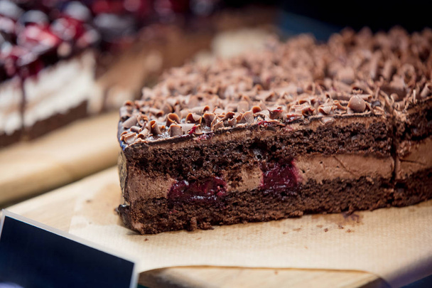 pohled na čokoládový dort v café čítač. - Fotografie, Obrázek