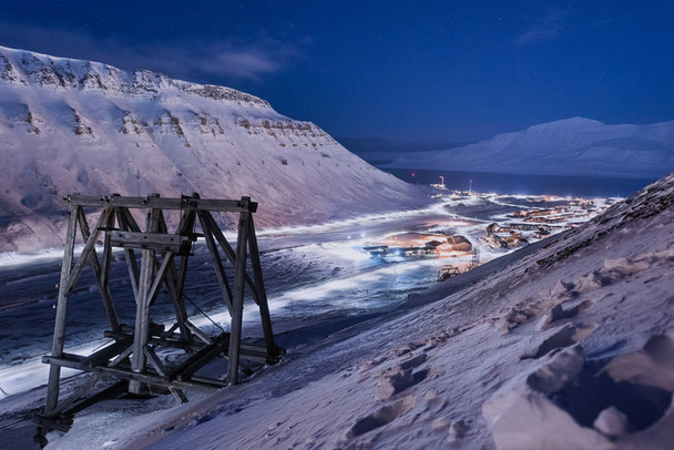  norway landscape ice nature of the city view of Spitsbergen Longyearbyen  Plateau Mountain Svalbard   arctic ocean winter  polar night view from above - Фото, изображение